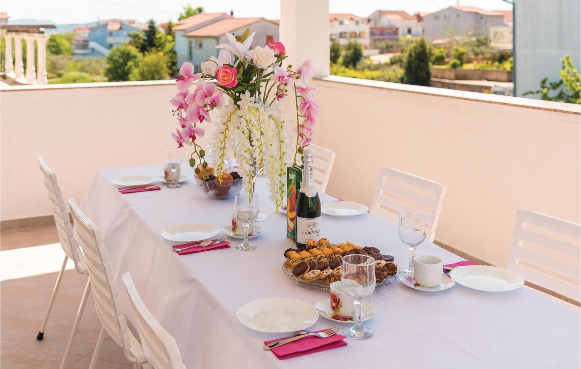 4 Bedroom Cozy Apartment In Vodice Exteriér fotografie