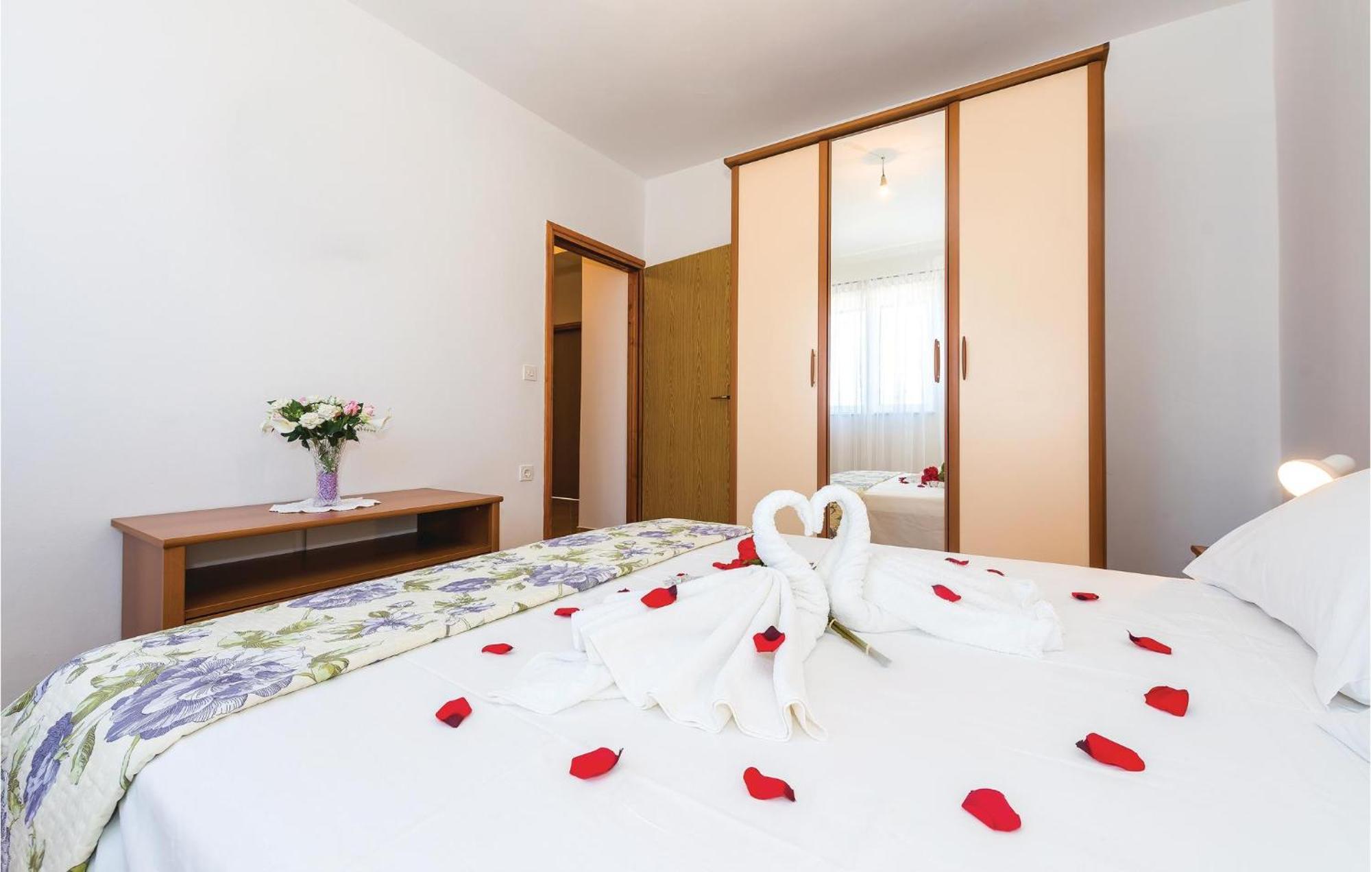 4 Bedroom Cozy Apartment In Vodice Exteriér fotografie